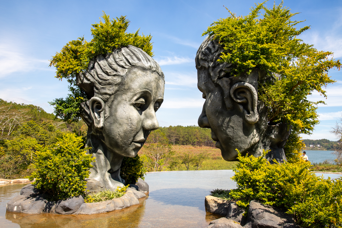 🏡 12:00 — Глиняная деревня