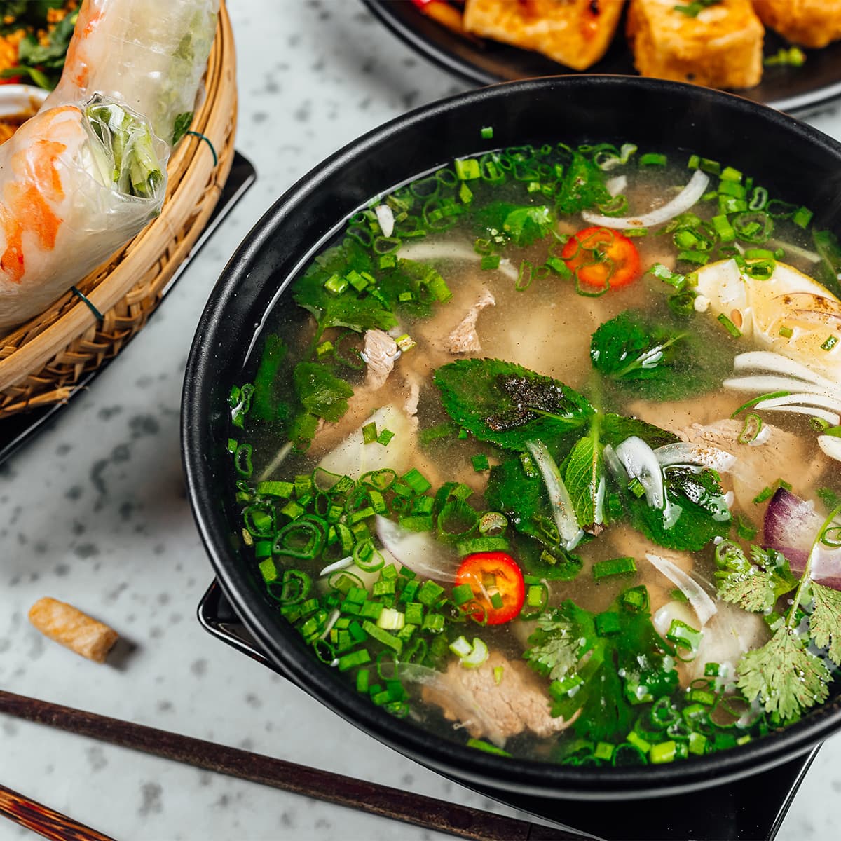 🍜 13:40 — Обед в ресторане Далата